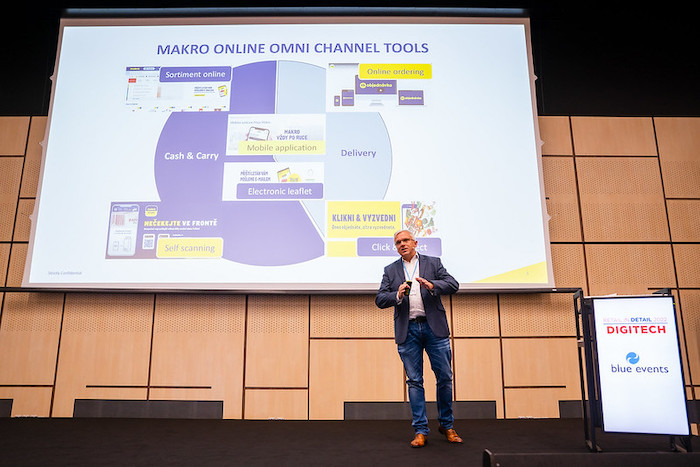 Jiří Nehasil z Makra při prezentaci na konferenci Retail in Detail: Digitech 2022, zdroj: Blue Events