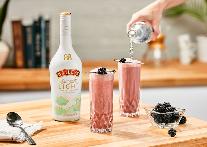 Baileys uvádí „lehčí“ novinku s méně kalorií a cukru