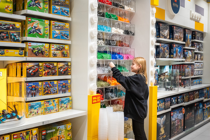 K dispozici je pro zákazníky stěna Pick a Brick, kde si mohou vybrat přesně ty jednotlivé dílky, které pro své stavby potřebují, zdroj: Lego.