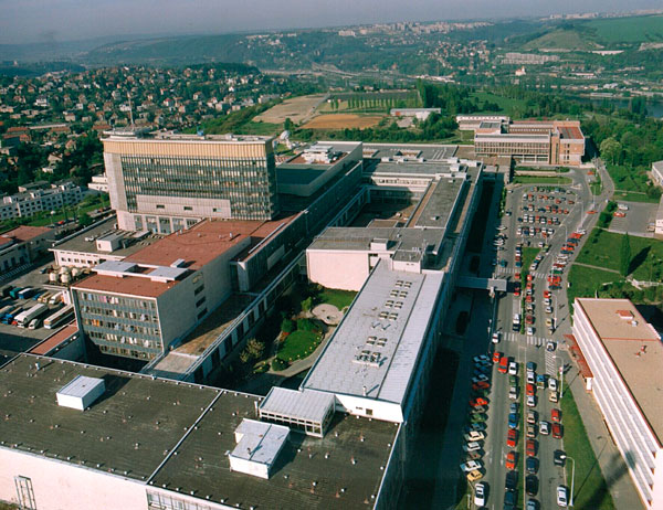 Tisíce demonstrantů pochodovaly z centra Prahy k budově ČT