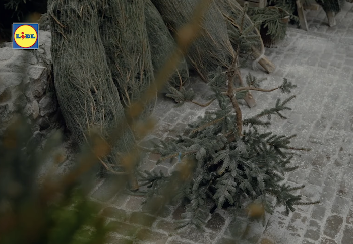 Lidl staví vánoční kampaň na příběhu křivého stromku