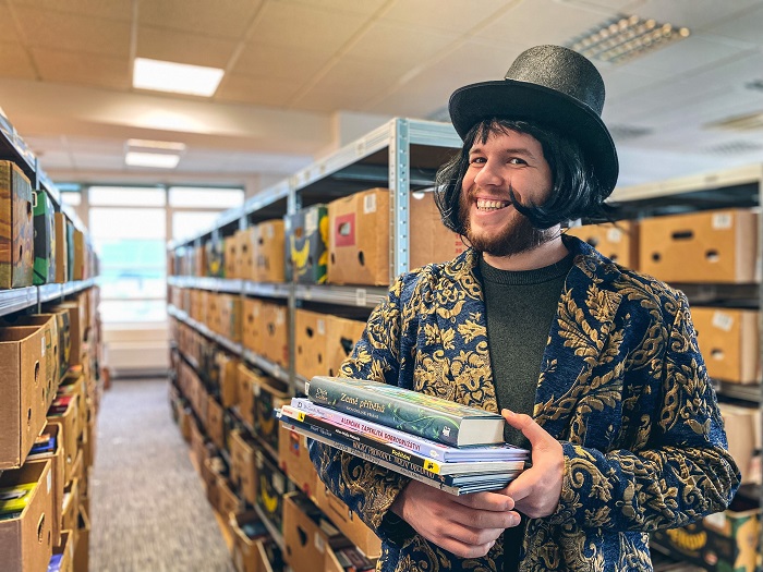 Gazdoš se ve vánoční kampani Knihobotu mění na Willyho Domku