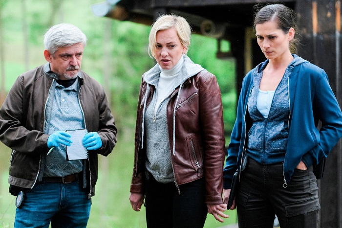 Úterní večer pro reprízu Odznak Vysočina, poté Pelíšky