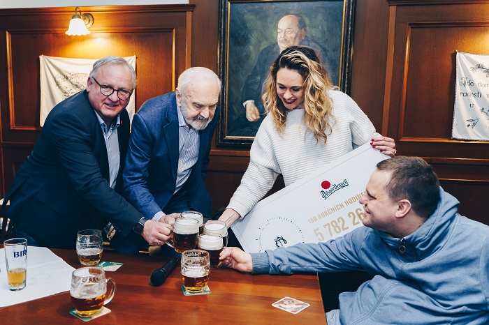 Pilsner Urquell vydražil pro Centrum Paraple hodinky Prim