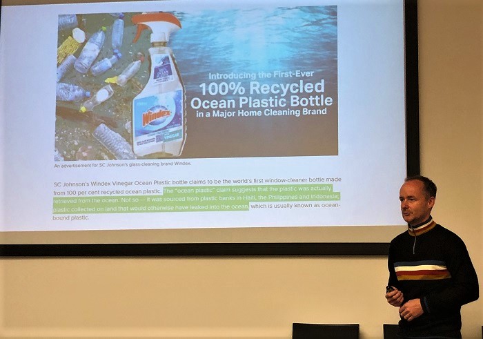 Příklad zavádějícího reklamního sloganu značky Windex, která tvrdila, že její obal byl vyrobený ze 100% recyklovatelného plastu z oceánu. Vytvářela tak dojem, že plast byl vytažen z oceánu, ve skutečnosti ale pocházel z pobřeží Haiti, Filipín a Indonésie, který by i tak do oceánu unikl. Příklad ukazuje Vladimír Víšek. Zdroj: MediaGuru.cz