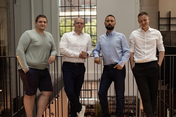 Zakladatelé slovenského startupu elv.ai a investor Milan Dubec (třetí zleva), zdroj: elv.ai