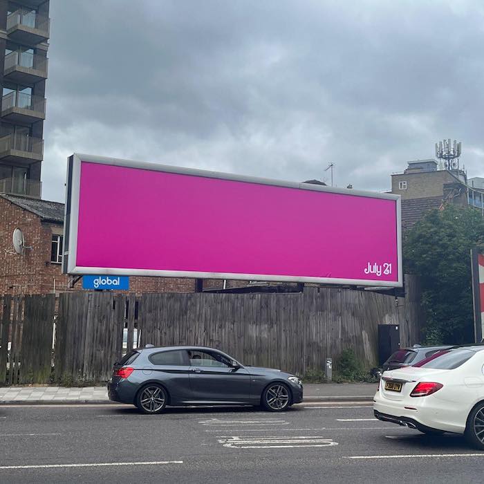 Kampaň využila růžové billboardy jen s datem premiéry, zdroj: LN
