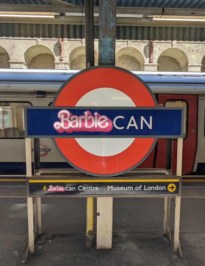 V Londýně byla přejmenována stanice metra Barbican na Barbiecan, zdroj: Twitter.