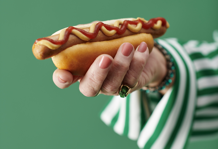 Od 15. srpna je v českých obchodních domech Ikea k dostání i rostlinný hot dog, zdroj: Ikea.