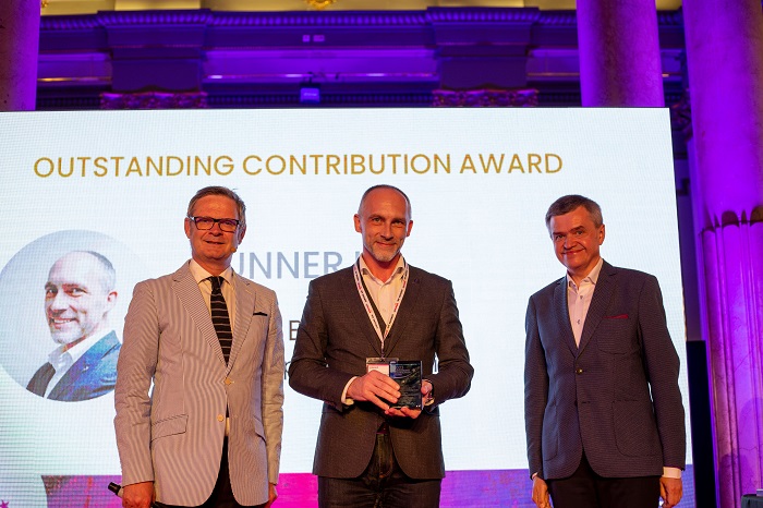 David Bauckamnn přebírá ocenění v kategorii Outstanding Contribution Award v soutěži MIXX Awards Europe 2023, zdroj: IAB