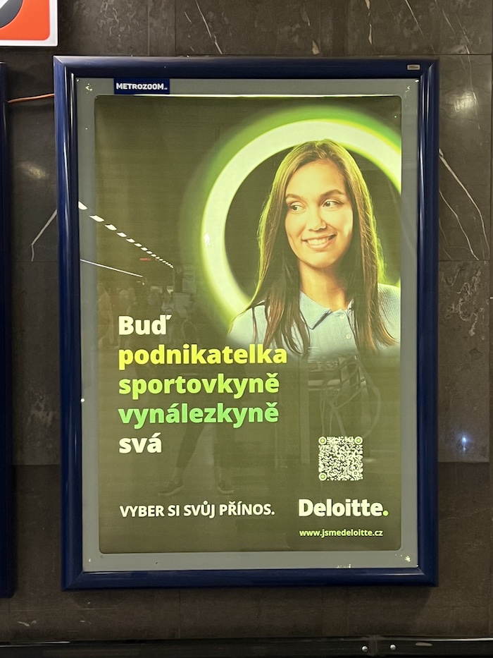 Ukázka venkovní reklamy ze zaměstnanecké kampaně poradenské společnosti Deloitte „Buď svůj, buď svá“, zdroj: Deloitte.