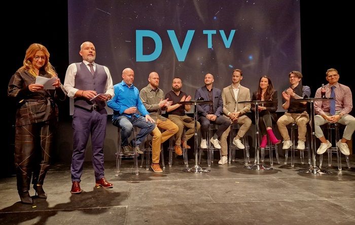 Daniela Drtinová a Martin Veselovský společně s tvůrci na představení kanálu DVTV Extra, zdroj: MediaGuru.cz