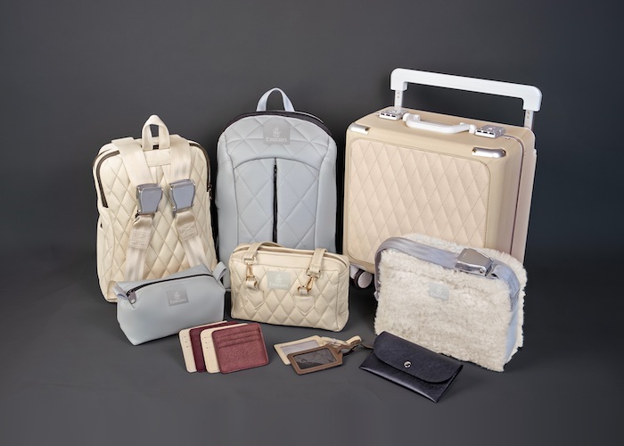 Emirates vydává limitovanou edici zavazadel, tašek a cestovních doplňků, vyrobených z upcyklovaných materiálů z modernizovaných letadel, zdroj: Emirates.