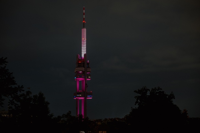 Estée Lauder zahaluje v kampani do růžové i televizní věž