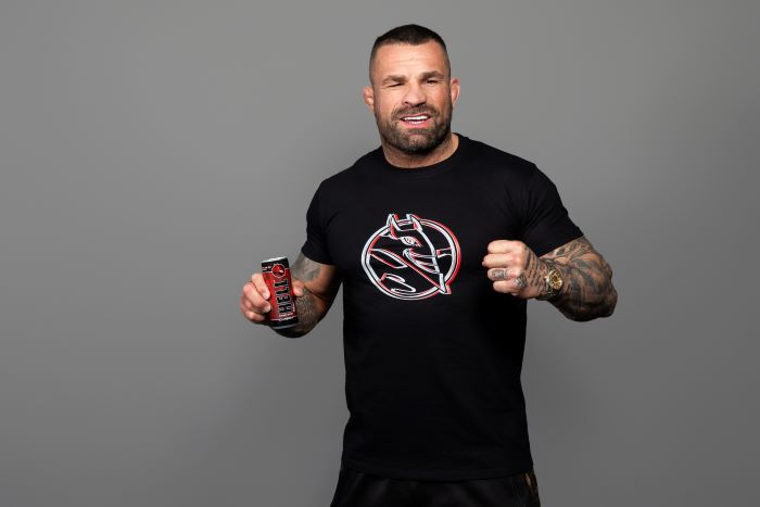 Novou tváří Hell Energy se stal na českém trhu Karlos Vémola