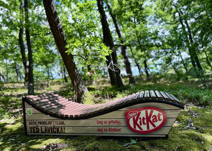 Lavička vytvořená z kovového prodejního stojanu značky KitKat, zdroj: Nestlé