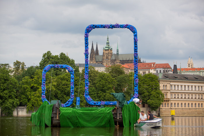 Zlatopramen nainstaloval na Vltavu "hrdé nuly", foto: Heineken.