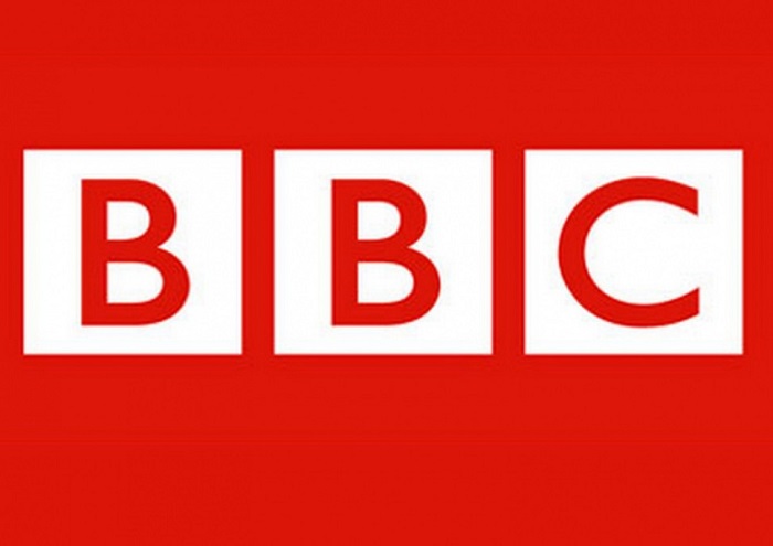 Británie zvažuje, že BBC povolí reklamu a předplatné