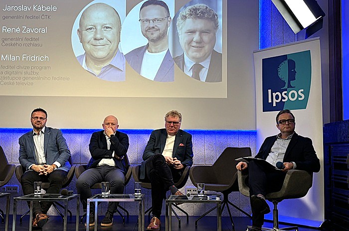 Zleva: René Zavoral (ČRo), Jaroslav Kábele (ČTK) a Milan Fridrich (ČT) na diskusi ASCOPA. Moderoval Václav Sochor. Zdroj: MediaGuru.cz
