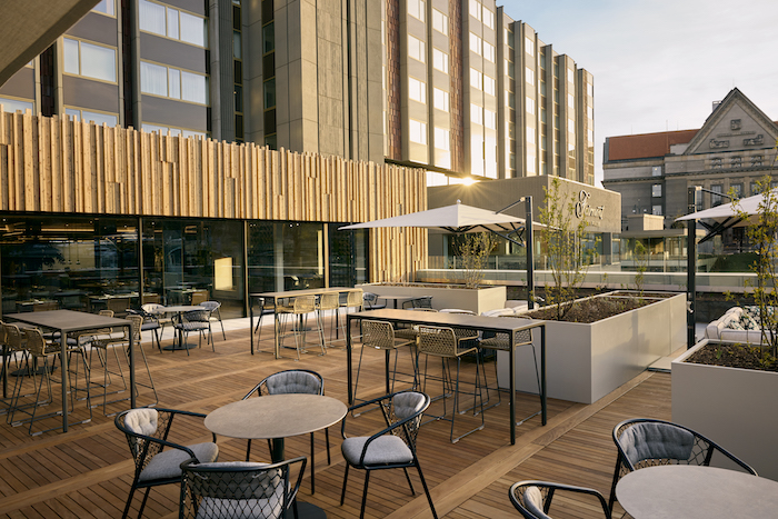 Restaurace Greenhouse se nachází v prostoru s terasou a výhledem na Hrad, zdroj: Fairmont Golden Prague.