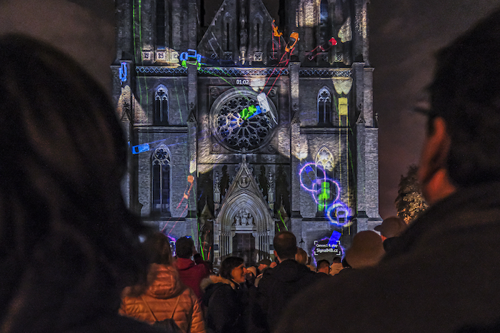 Interaktivní hra pro Mercedes-Benz v roce 2022, kdy lidé posílali přes mobil automobily Mercedes-Benz na fasádu kostela, zdroj: Signal Festival.