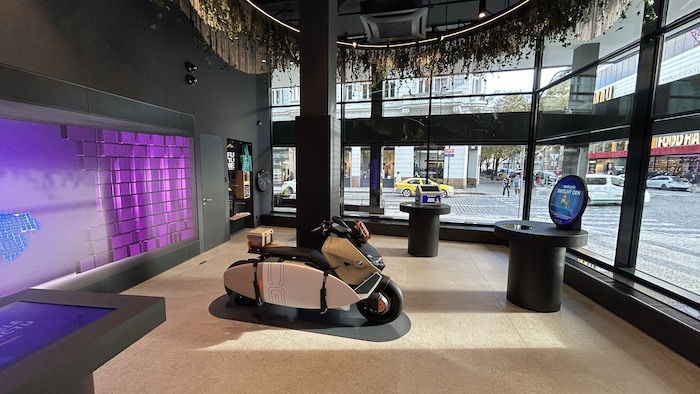 Interiér zdobí rostliny na stropě nebo imerzivní LED obrazovka, zdroj: Česká spořitelna.