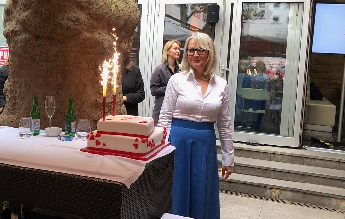 Generální ředitelka Petra Fundová s narozeninovým dortem.
