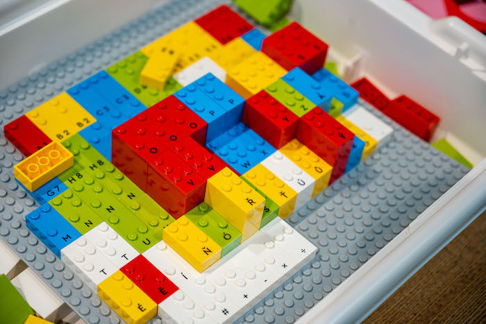 Lego uvádí v Česku kostky s Braillovým písmem