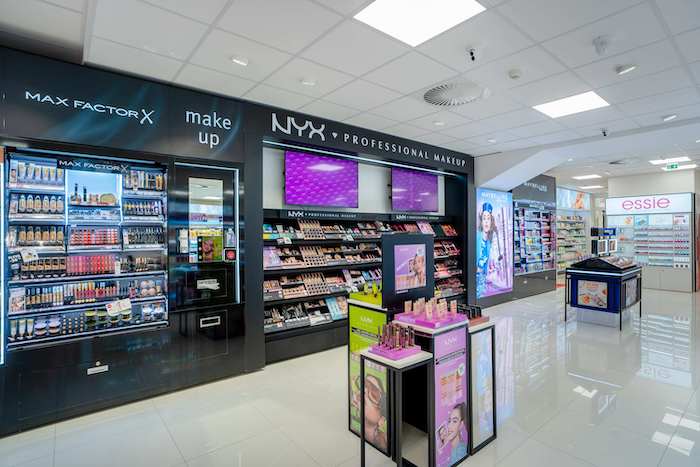 Prezentace značky NYX Professional Make Up je na prodejně umístěna v rámci čtyřmetrové stěny, zdroj: Rossmann.