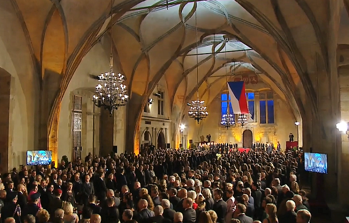 Páteční večer ve znamení státních vyznamenání a filmu