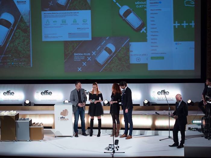 Zástupci automobilky Škoda Auto a agentury Zaraguza si přišli pro cenu za "Kampaň, která změnila minusy na plusy", zdroj: FB AKA.