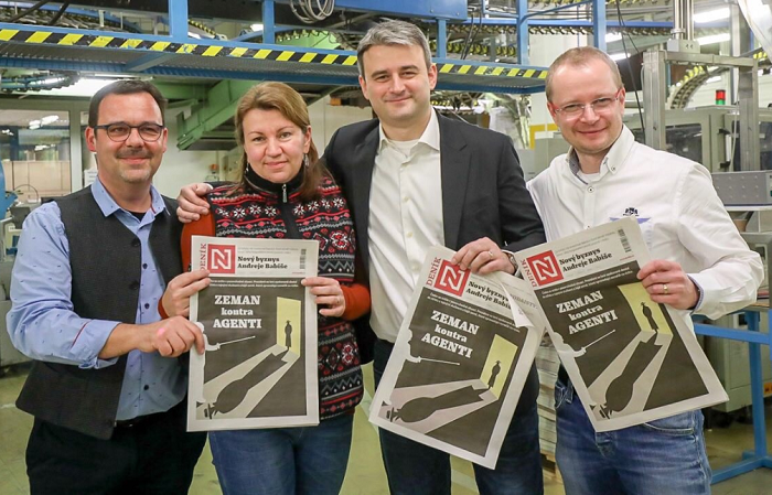 Vedení Deníku N s prvním vydáním, foto: twitterový účet Jána Simkaniče