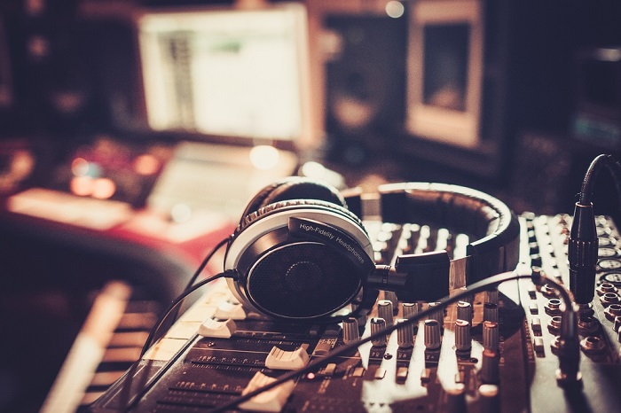 Country rádio lze naladit kromě AM také díky rozsáhlé síti FM vysílačů, v multiplexu COLOR DAB+ nebo online. Foto: Shutterstock