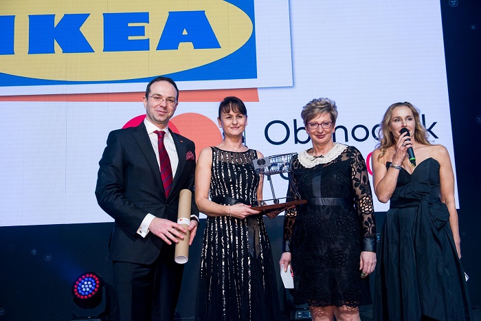 Absolutním vítězem se již pošesté stala IKEA (zleva): Miroslav Lukeš (Mastercard), Nina Maláková (IKEA), Marta Nováková, ministryně průmyslu a obchodu, moderátorka Lucie Výborná, zdroj: Mastercard
