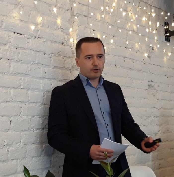 Michal Farník, jednatel Lidl ČR hovoří na tiskové konferenci o změnách ve složení potravin vlastních značek, které chce řetězec uskutečnit do roku 2025. Foto: MediaGuru