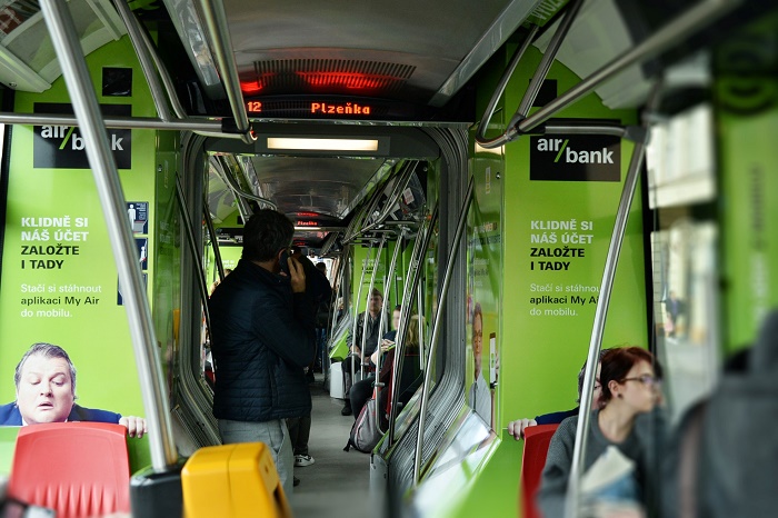 Air Bank polepila tramvaj zvenku i zevnitř, zdroj: Air Bank.
