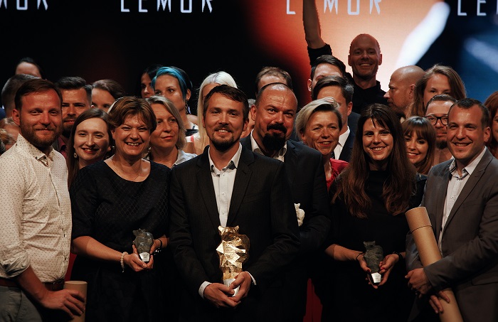Absolutní vítěz ceny Lemur – zástupci agentury Creative Adison a Onko Unie – a Václav Pavelka s Cenou za přínos oboru Public Relations (čtvrtý zleva vepředu), foto: APRA