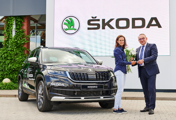 Luboš Vlček předává Martině Sáblíkové nový vůz Škoda Kodiaq Scout, zdroj: Škoda Auto.