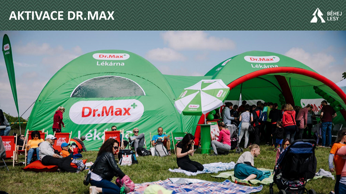 Pojízdná lékárna je jednou z aktivit značky Dr. Max na závodech. Zdroj: Běhej lesy