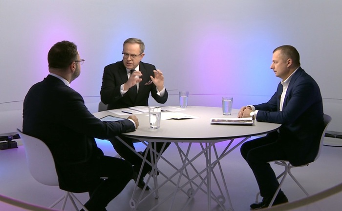 René Zavoral, generální ředitel ČRo, a Karel Novák, předseda Rady ČT, s moderátorem Václavem Moravcem ve studiu Otázky Václava Moravce, zdroj: repro ČT