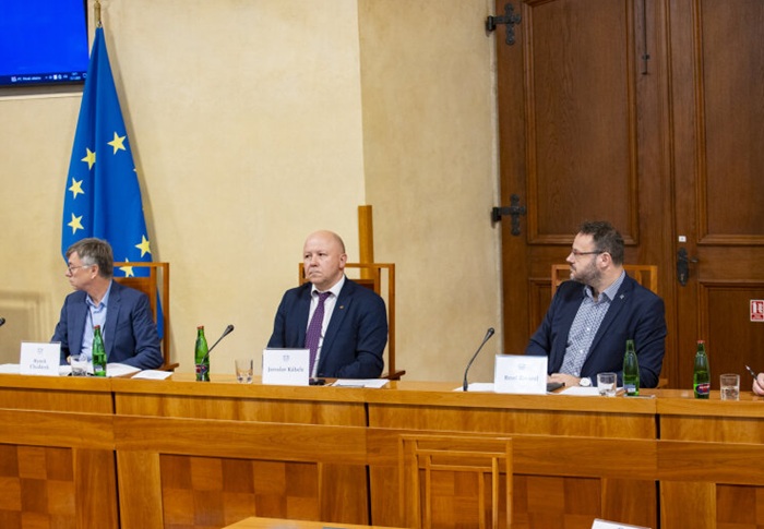 Zleva. Hynek Chudárek, generální ředitel ČT, Jaroslav Kábele, generální ředitel ČTK a René Zavoral, generální ředitel ČRo na semináři o médiích veřejné služby v Senátu, zdroj:  Senát Parlamentu ČR