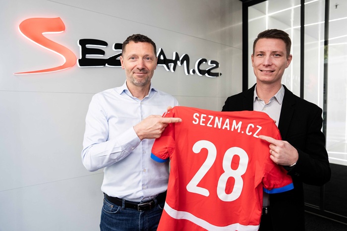 Vzájemnou spolupráci symbolicky uzavřeli Jiří Herian, ředitel Marketingu & PR společnosti Seznam.cz (na fotografii vlevo), a Marek Janoušek, výkonný ředitel STES. Zdroj: Seznam.cz