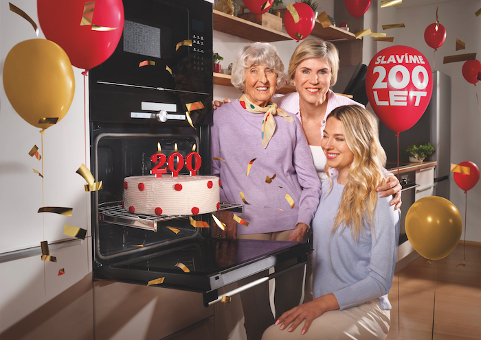 Mora do kampaně obsazuje tři generace Neumannových