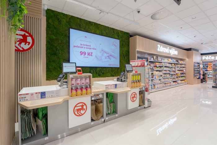 Součástí pilotní udržitelné drogerie Rossmann je i mechová stěna, zdroj: Rossmann.