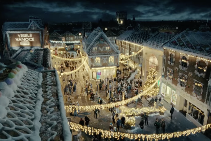 Tesco se ve vánoční kampani spojuje s desítkou influencerů