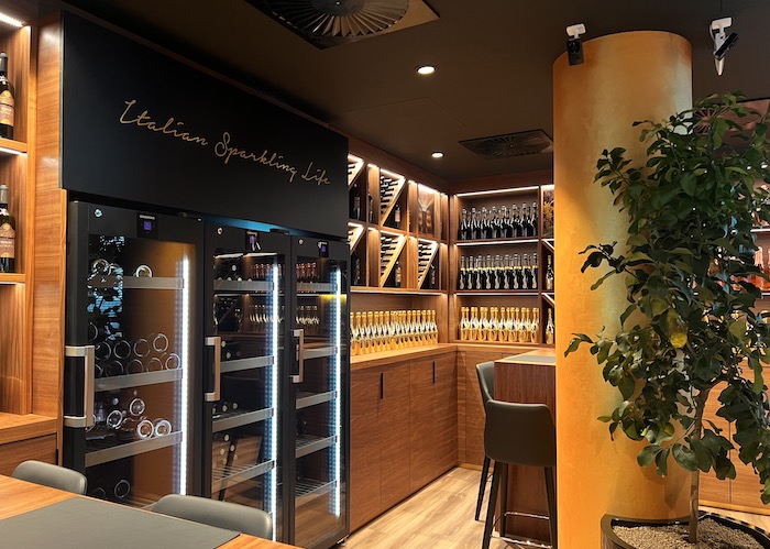 Interiér Bottega Prosecco Bar&Caffé je vyvedené ve stylu klasických benátských osterií zvaných bacaro, foto: MediaGuru.