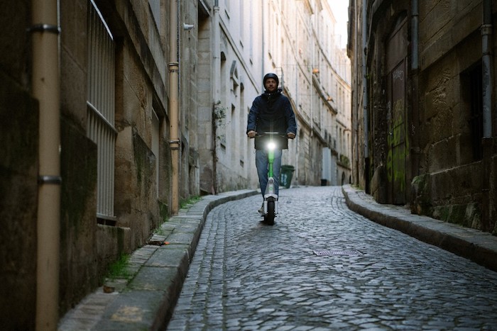 Lime zlevňuje kratší jízdy, chce tak doplnit MHD