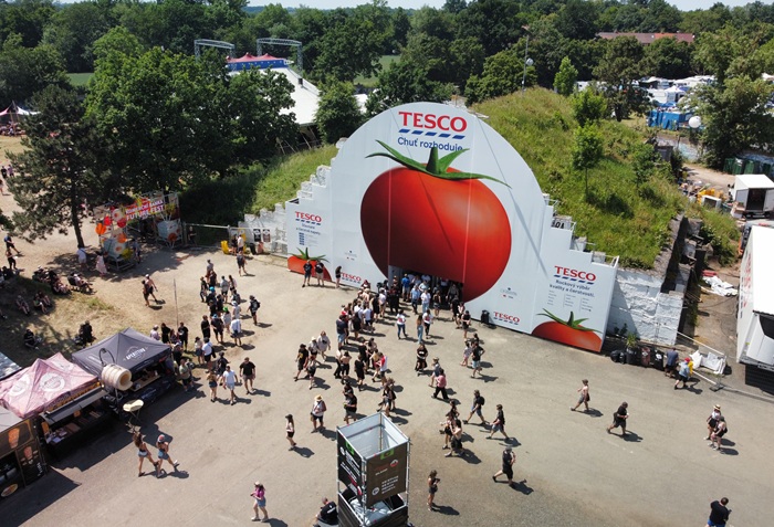 Prodejna Tesca na Rock for People přilákala desítky tisíc lidí