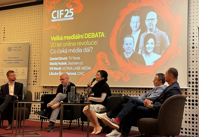 Zleva. Filip Rožánek, moderátor diskuse, Matěj Hušek (Seznam.cz), Libuše Šmuclerová (CNC), Vít Nantl (VLM), Daniel Grunt (TV Nova), zdroj: MediaGuru.cz