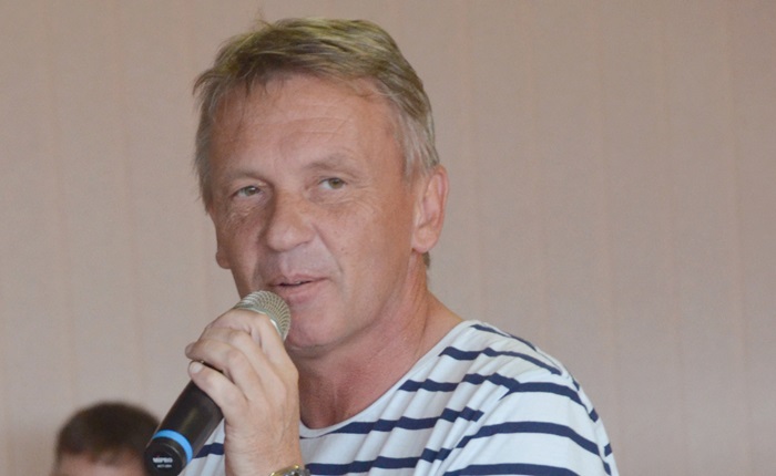 Senát v premiéře vybral do Rady ČRo kněze Czendlika